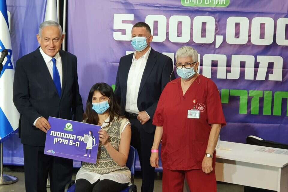 "בזכות החיסונים אנחנו יכולים לפתוח כמעט הכל" ,