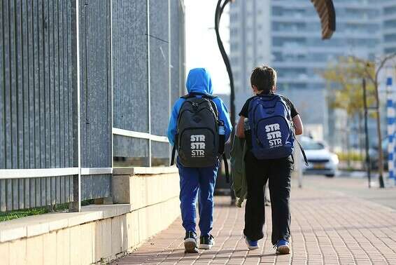 תלמידים חוזרים לבית ספר, באשדוד, ביום ראשון // צילום: לירון מולדובן