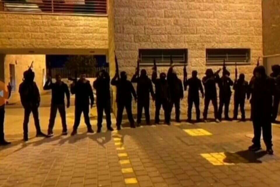חמושים בדואים בשטח בית ספר בעיירה תל שבע בחודש שעבר. למצולמים אין קשר לכתבה , חמושים בדואים בשטח בית ספר בעיירה תל שבע בחודש שעבר. למצולמים אין קשר לכתבה. צילום: מתוך טיקטוק