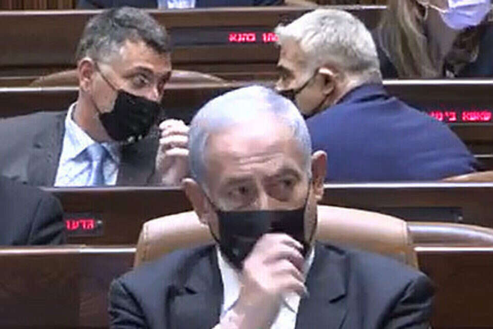 סער ולפיד משוחחים מאוחרי גבו של נתניהו , ערוץ הכנסת