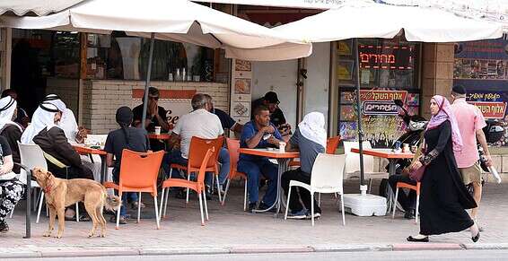ערבים ויהודים בבית קפה בבאר // צילום: דודו גרינשפן