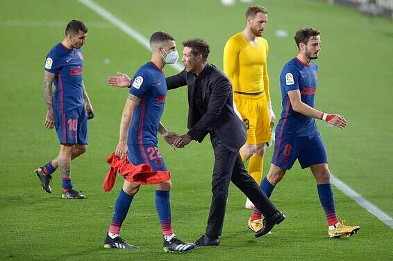  סימאונה מנסה לנחם את שחקניו, אתמול מול בטיס // צילום: אי-פי