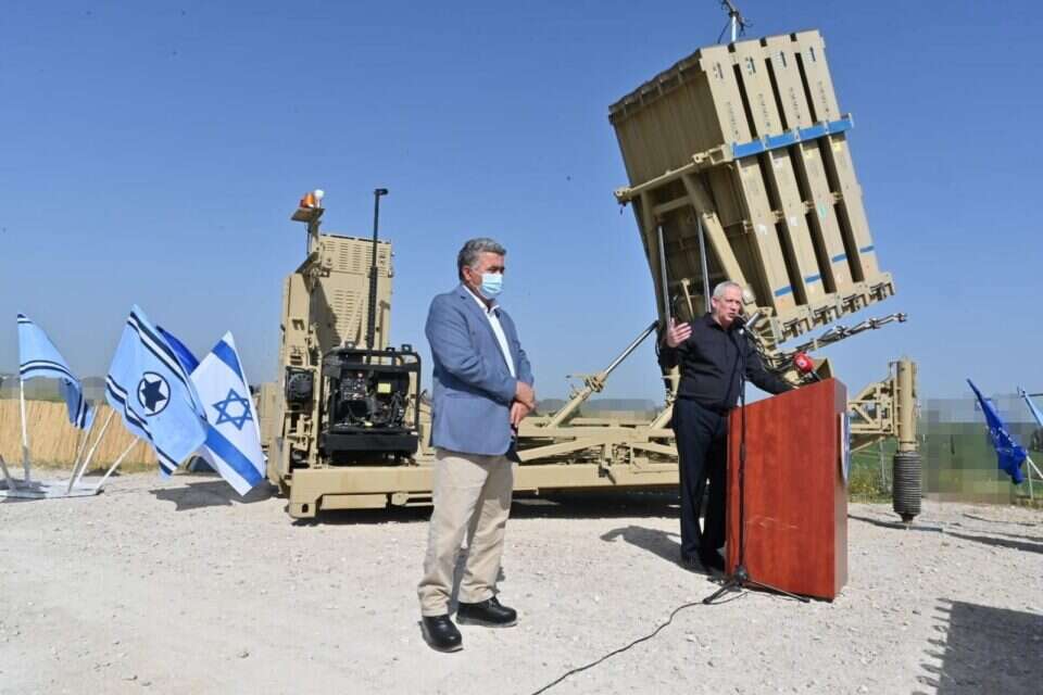 גנץ ופרץ על רקע סוללת כיפת ברזל , טל עוז, משרד הביטחון