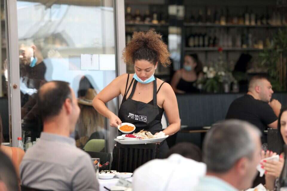 מסעדה בנמל ת"א (למצולמים אין קשר לידיעה)
 , גדעון מרקוביץ'