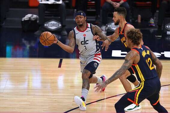 מהלך משוגע שסידר ניצחון. בראדלי ביל במשחק מול הגולדן סטייט // צילום: AP