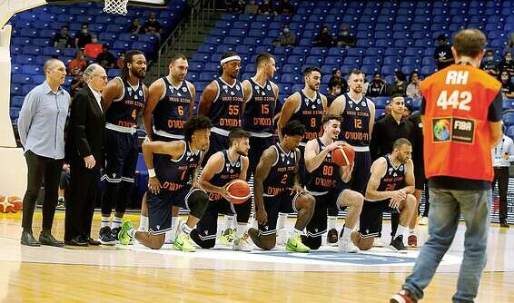 שחקני נס ציונה מוכנים // צילום: אלן שיבר