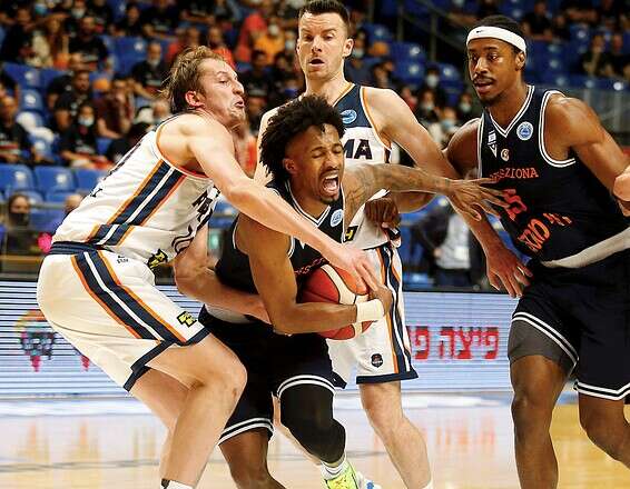 אנגולה נאבק לשמור על הכדור // צילום: אלן שיבר