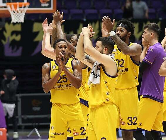 שחקני חולון מודים לאוהדים // צילום: דני מרון