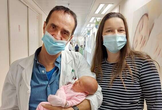 "חלק מאובדני ההיריון נגרמו בגלל הפגם הגנטי, והיו אובדנים ללא הסבר". אלה ואמילי עם פרופ' בשירי // צילום: דינה פרנקל סורוקה