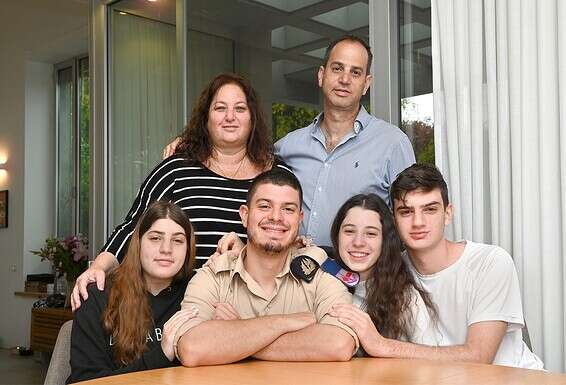 עם משפחת אשכנזי, המאמצת אותו בארץ. "היו איתי בכל הרגעים הקשים"  // צילום: אפרת אשל