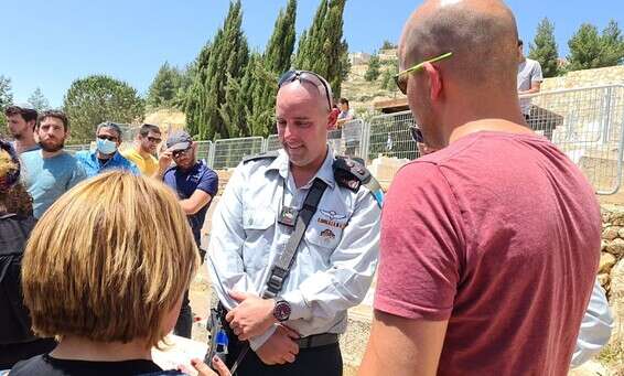 מפקד גדוד 74 הנוכחי בחטיבה 188, בו שירת אבינעם, סא"ל איתי זעפרני, קצינים וחיילים הגיעו, לחלוק לו כבוד אחרון בהלוויה אזרחית