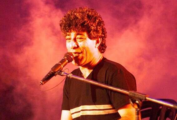 בהופעה בשנות ה־90. "אני לא מתבייש בשום שיר שלי, אבל את חלקם אני לא מבצע" // צילום: קוקו