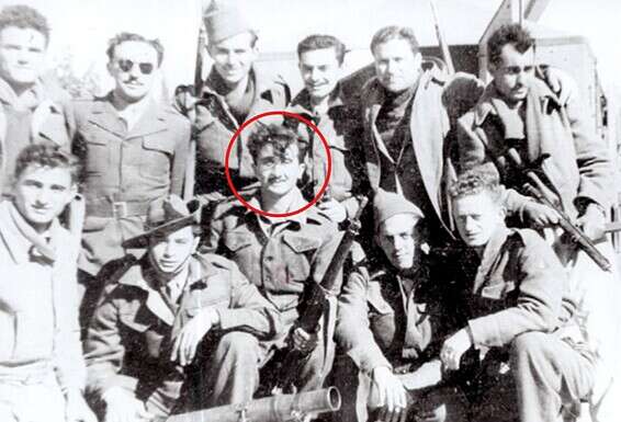 ראה את חבריו נהרגים. יעקב ליכטנשטיין (בעיגול) עם חבריו לליווי השיירות לירושלים 