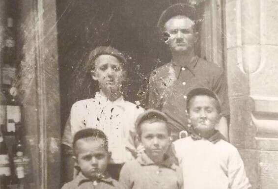 יהושע ליכטנשטיין עם בניו משה, יעקב, אלי ואבנר 