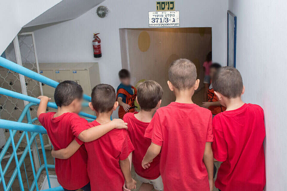 ילדים בדרך למקלט בבית הספר (אילוסטרציה) , אייל מרגולין-ג'יני