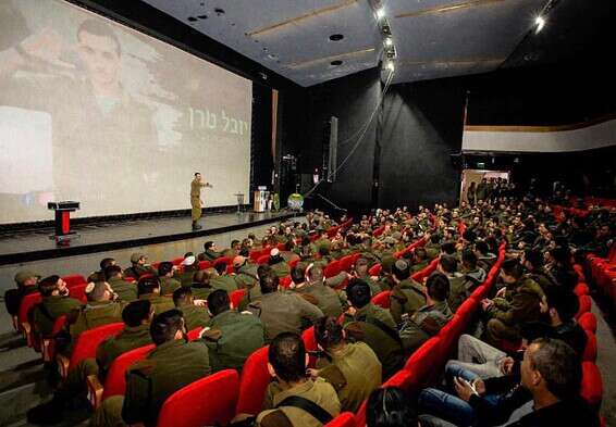 טוראי מול קצינים // צילום: ניקיטה שלאומוב