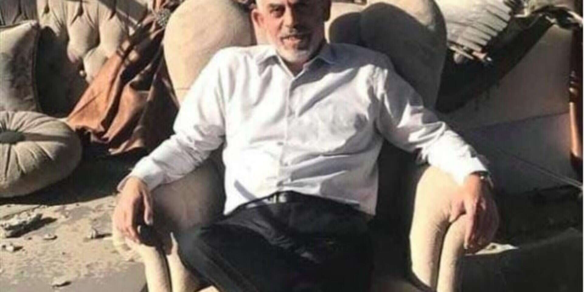 יחיא סינוואר מצטלם בהתרסה בלשכתו המופצצת בעזה , ללא
