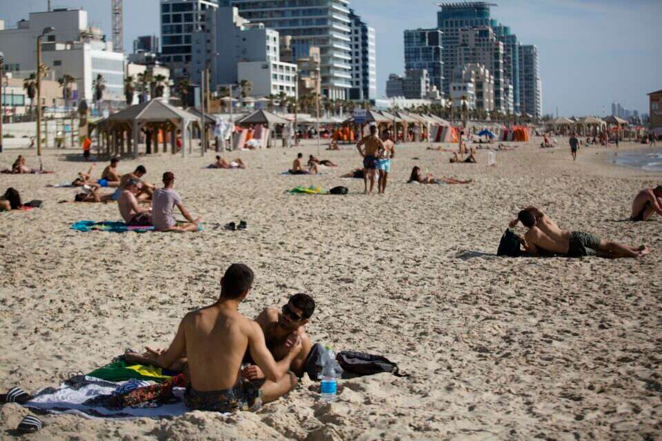 אנשים מבלים בחוף הים בתל אביב , Getty Images