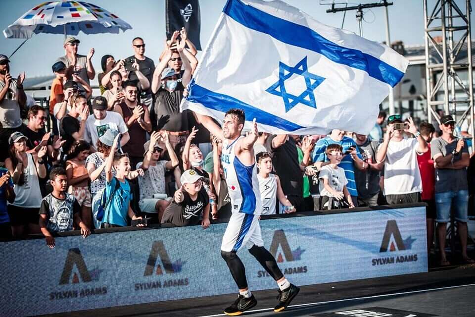 שמואל מלכוב עם דגל ישראל. קלע את סל הניצחון בהארכה , באדיבות איגוד הכדורסל