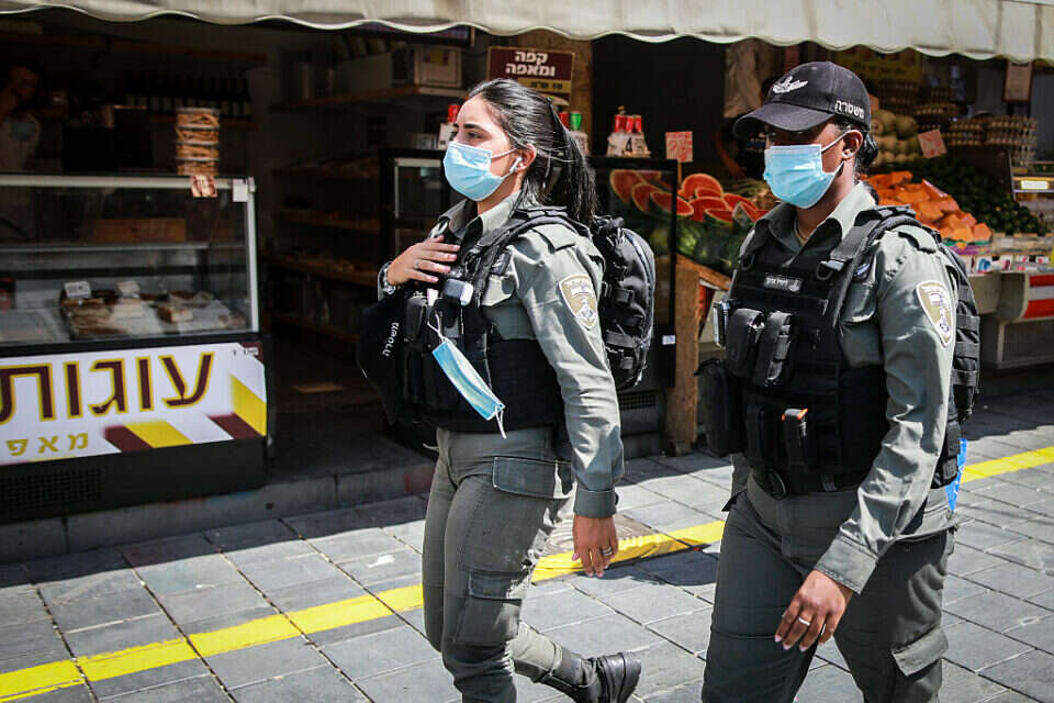 שוטרי מג"ב אוכפים תקנות קורונה , 