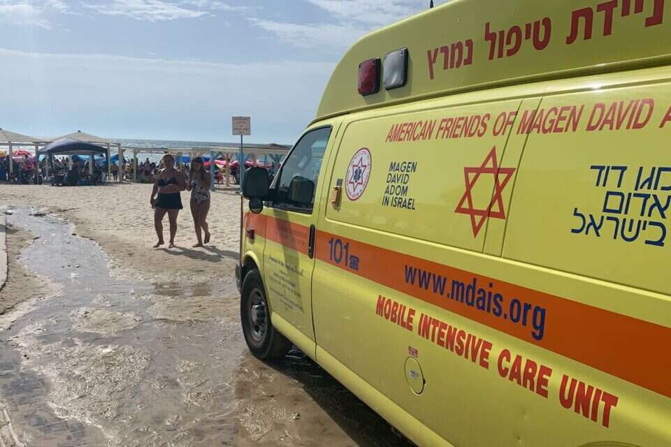 אמבולנס בחוף - ארכיון , מד"א