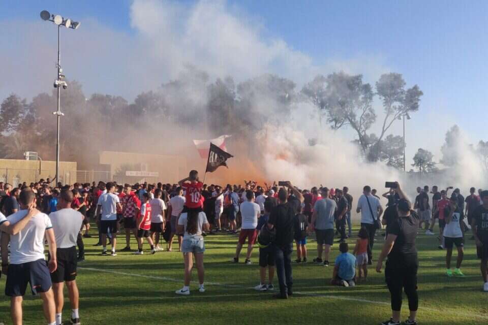 אוהדי הפועל ב"ש, הערב באימון , עוזי ניסים
