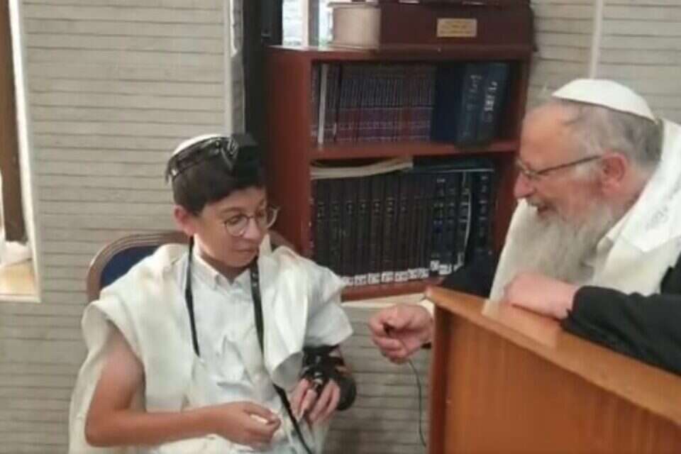 הנחת תפילין ראשונה של יצחק חיים גואטה , מתוך פייסבוק