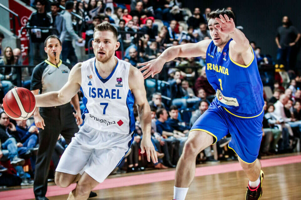 גל מקל במדי הנבחרת. שוב ישחק מעבר לים , עודד קרני