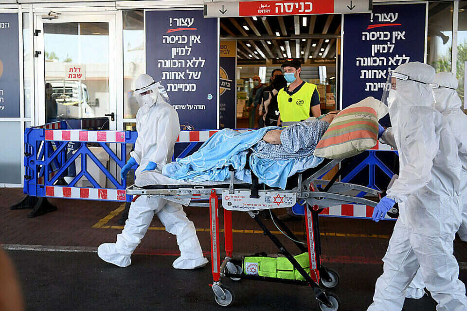 הובלת חולה קורונה בבית החולים שיבא תל השומר, ארכיון , יוסי זליגר