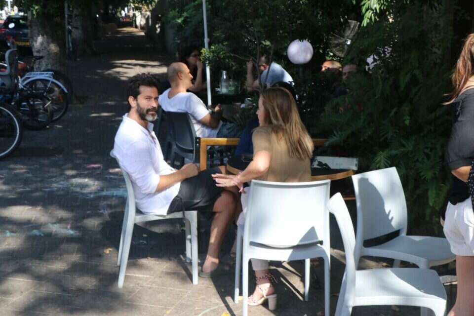 מתנחם בלחות התל אביבית. יהודה לוי בפגישה , ניר פקין