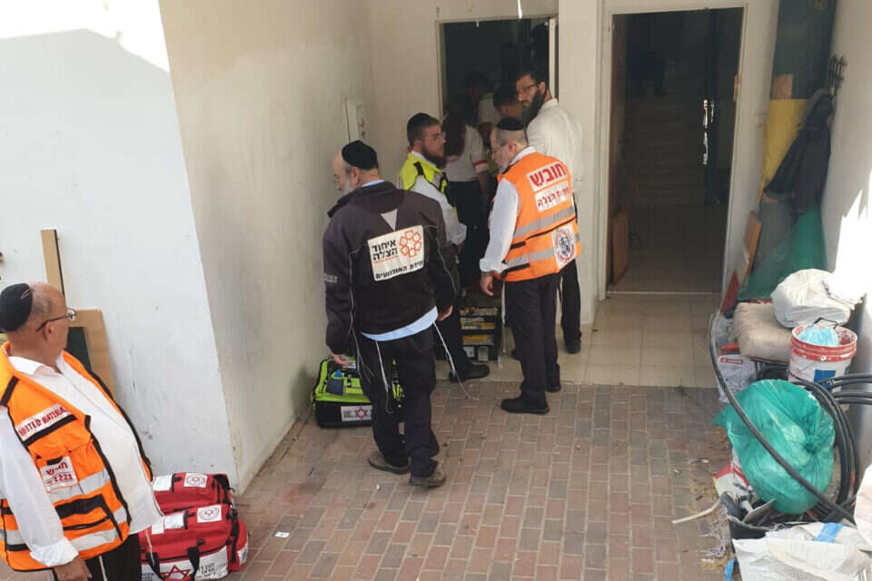 צוותי רפואה בכניסה לבית בו נפל הילד מחלון , איחוד הצלה