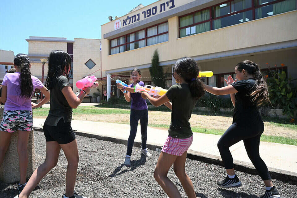 בתי הספר וגני הילדים של הקיץ נפתחו היום , מיכאל גלעדי-ג׳יני