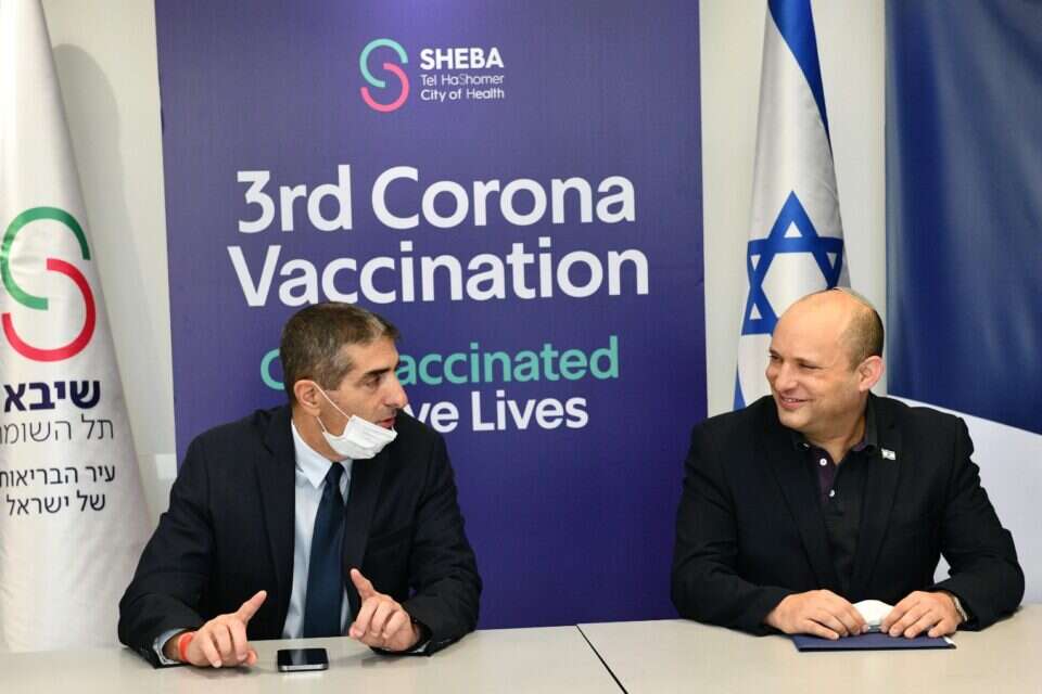 רה"מ בנט לפני שבועיים בפתיחת מבצע החיסון במנה השלישית בבית החולים שיבא , חיים צח
