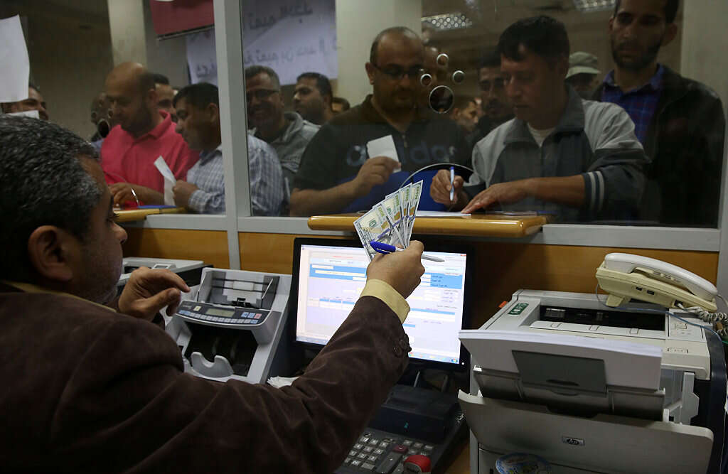 בלשכת רה"מ מבהירים: "לא נעביר את הכסף הקטארי במזוודות"