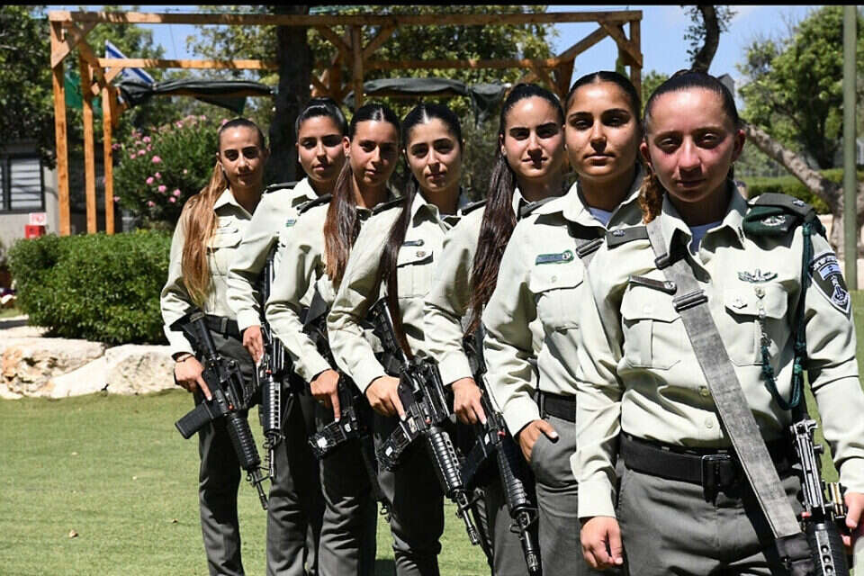 הקצינות החדשות עומדות מימין משמאל: דני איטח, שירה פרומן, רעות נחמיאס, עדי כרזי, שיר קריבלי, מעיין שדה ורונאל גבאי  , דוברות מג"ב