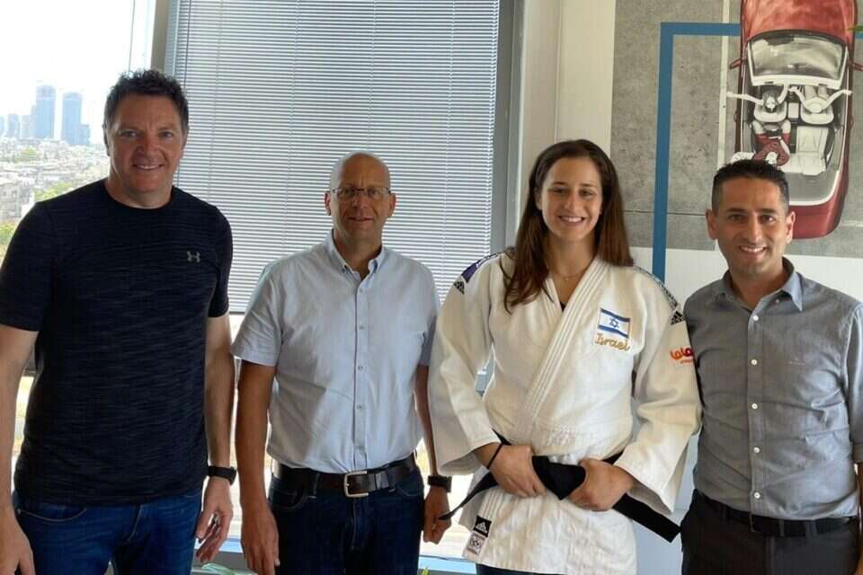 מימין לשמאל: רז בר טוב סמנכ"ל אגף מערכות מידע, ענבר לניר, קובי הבר מנכ"ל ביטוח ישיר ושני הרשקו , יח"צ ביטוח ישיר