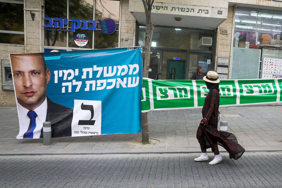 בנה את עצמו על הלעגת השמאלנים. בנט בשלט תעמולת הבחירות \\ צילום: אורן בן חקון ,