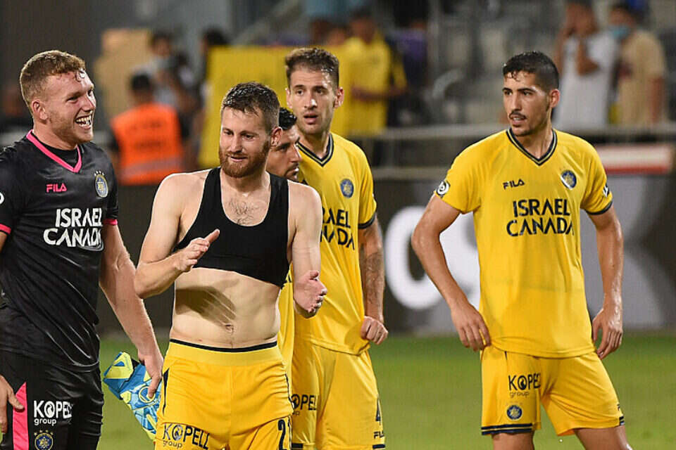 השוער פרץ מחייך בסיום עם שחקני מכבי. יודע שסיפק הופעה טובה , ברני ארדוב