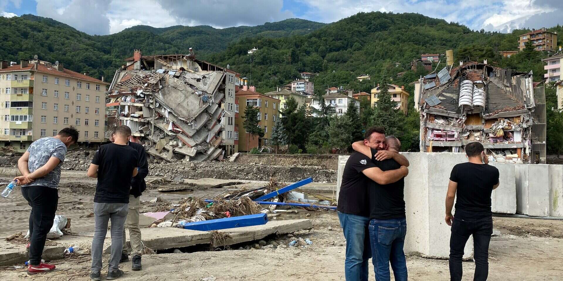 אנשים עומדים מול ממדי אסון השיטפון בעיר בוזקורט שבטורקיה , רויטרס