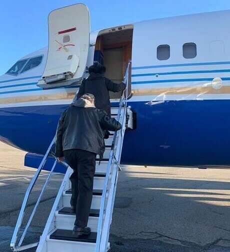 בני הזוג פולארד עולים לטיסה ארצה // צילום מיוחד לאתר "ישראל היום"