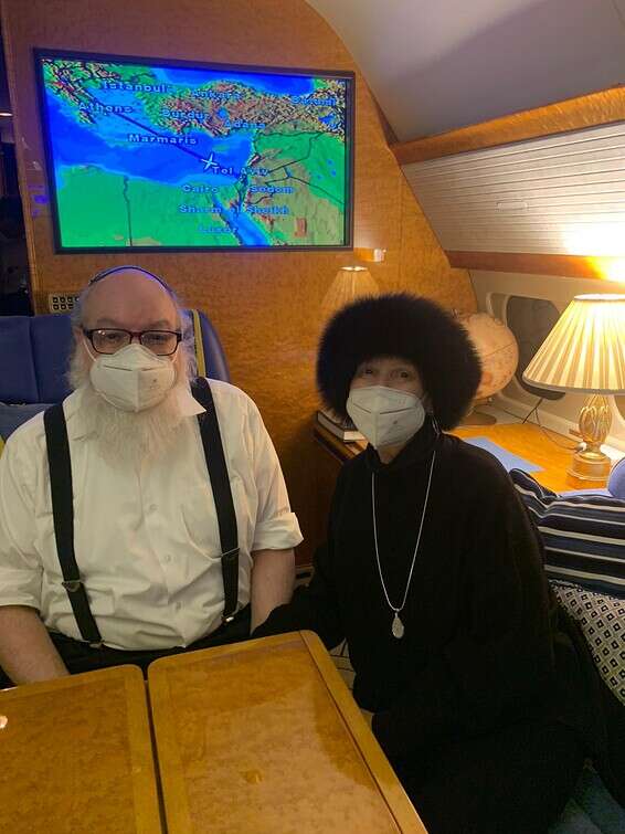 יונתן פולארד ואשתו בדרכם לארץ // צילום מיוחד לאתר "ישראל היום"