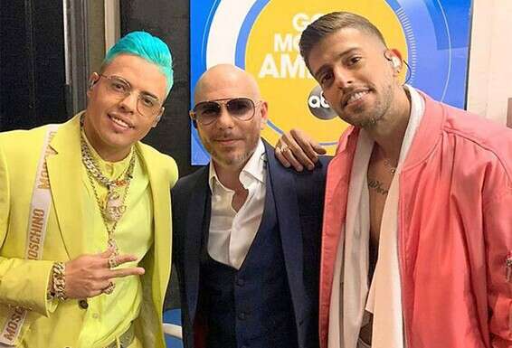 "אמרנו בהתרגשות: 'אחי, אני לא מאמין שאנחנו כאן'". עם פיטבול ב"גוד מורנינג אמריקה" // צילום: מתוך אינסטגרם