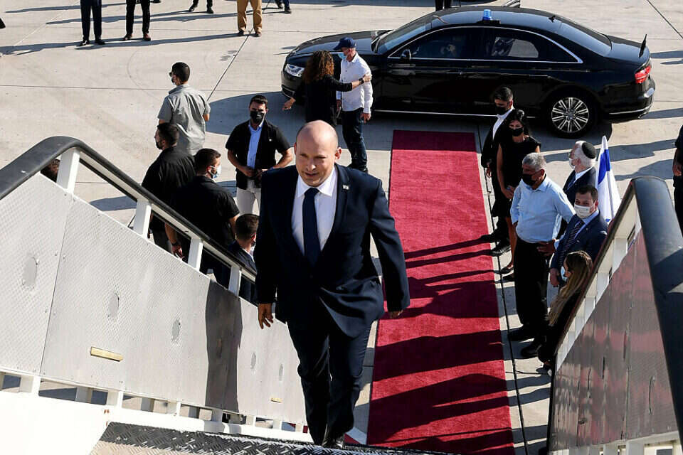 רה"מ בנט בעלייה למטוס בדרכו לביקור , אבי אוחיון לע"מ