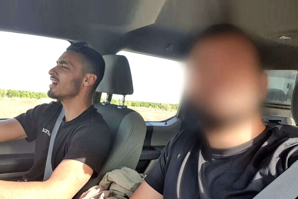סמ"ר שמואלי (משמאל) ומפקדו רס"ר ב' , ללא קרדיט