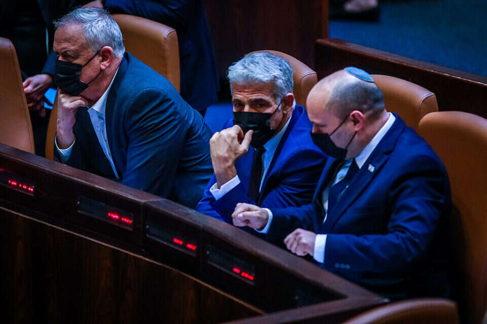 רה"מ בנט והשרים לפיד וגנץ // צילום: אורן בן חקון ,