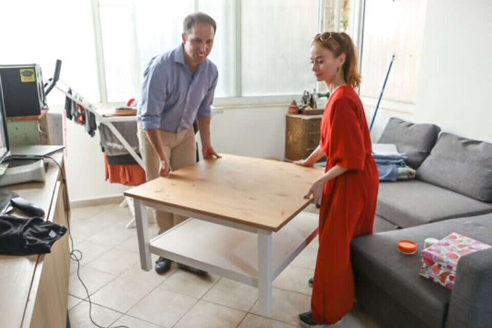 מפנים רהיטים. אמיר לוטן ולוסי דובינציק, סמנכ"לית העמותה , אוראל עזרא