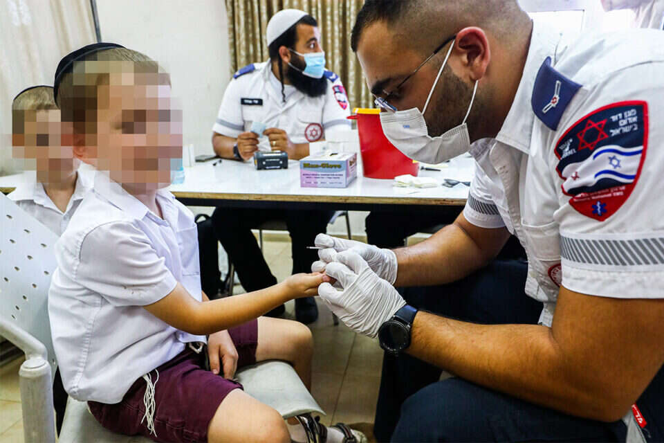 בדיקות סרולוגיות לילדים // צילום: אורן בן חקון ,