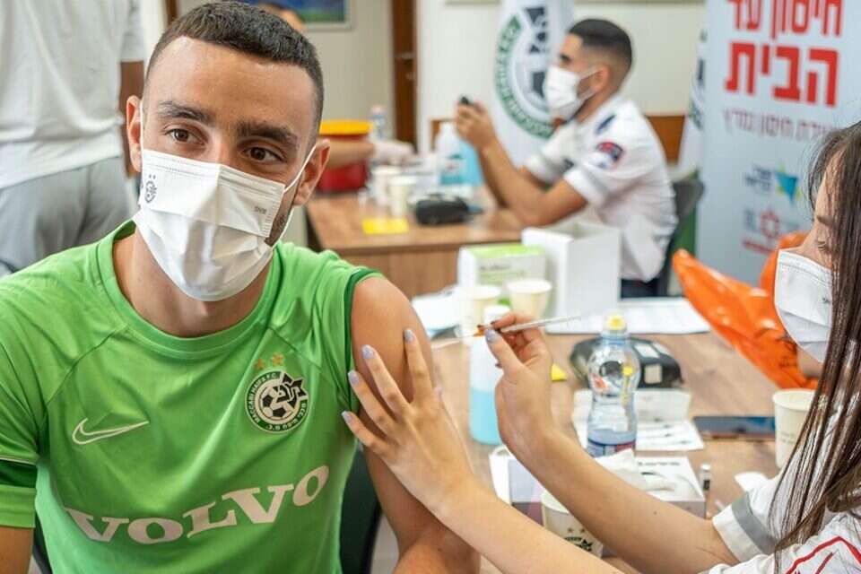 הקפטן נטע לביא מקבל את החיסון השלישי // באדיבות מכבי חיפה , 