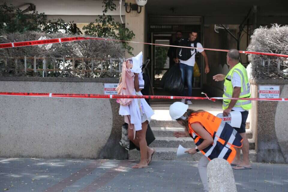 דיירים מתפנים מהבניין בחולון , צילום: גדעון מרקוביץ'
