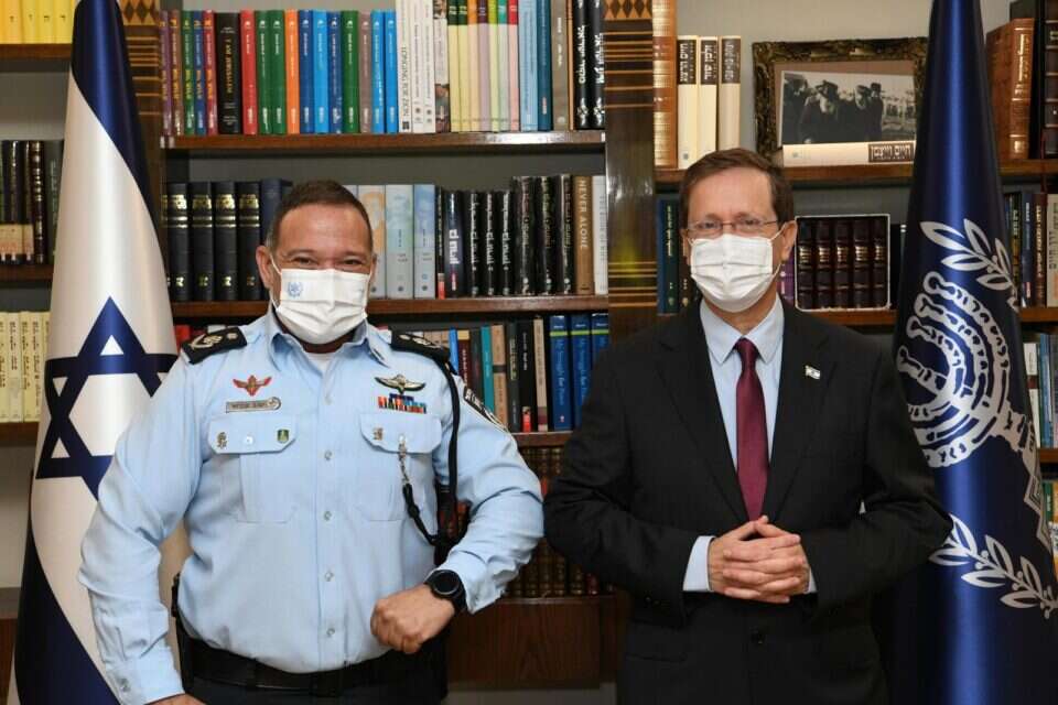 הנשיא הרצוג ומפכ"ל המשטרה בפגישתם , עמוס בן גרשום/ לע"מ
